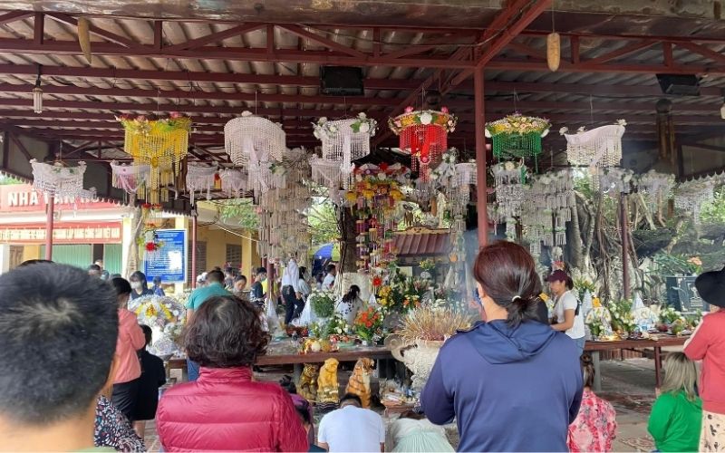 Người dân thường đến đền 13 gốc đa cầu phúc lành và sự che chở tâm linh 